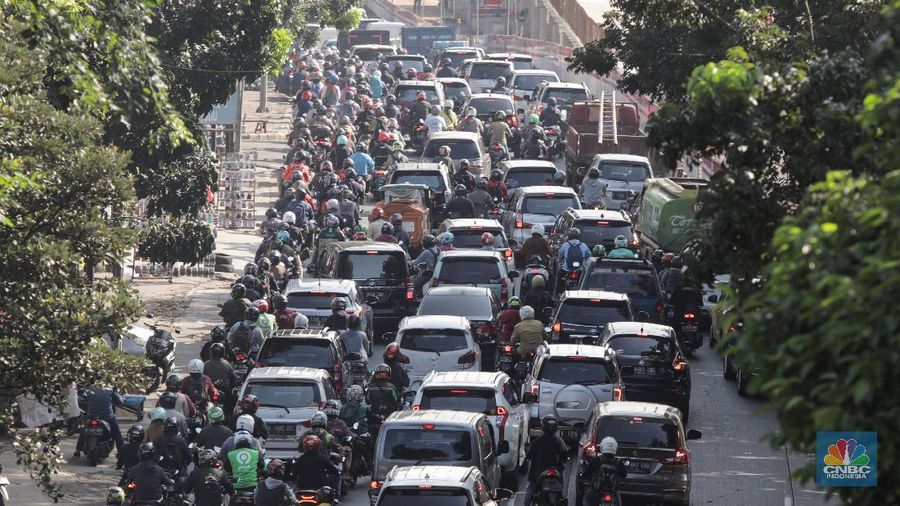Kepadatan lalu lintas saat PSBB di Jati Padang, Jalarta (CNBC Indonesia/ Andrean Kristianto)