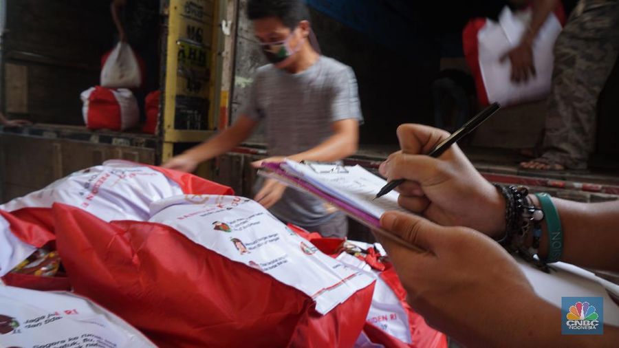 Para pekerja mengemas dan memeriksa Bantuan Sosial (BANSOS) di Neglasari, Tangerang, Banten. CNBC Indonesia/Tri Susilo