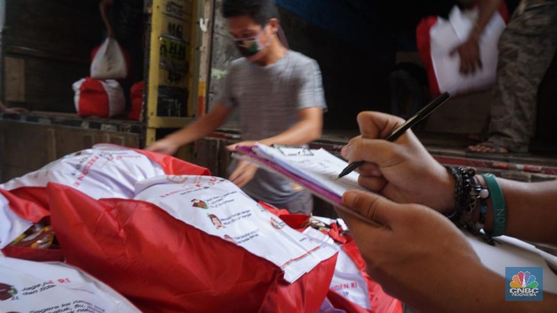 Para pekerja mengemas dan memeriksa Bantuan Sosial (BANSOS) di Neglasari, Tangerang, Banten. CNBC Indonesia/Tri Susilo
