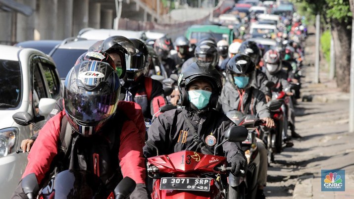 Kepadatan lalu lintas saat PSBB di Jati Padang, Jalarta (CNBC Indonesia/ Andrean Kristianto)