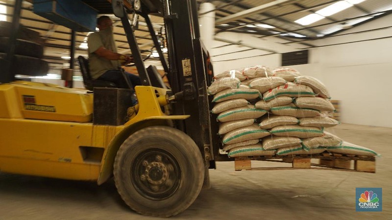 Para pekerja mengemas dan memeriksa Bantuan Sosial (BANSOS) di Neglasari, Tangerang, Banten. CNBC Indonesia/Tri Susilo