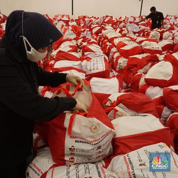 Penampakan Ribuan Paket Sembako Jokowi untuk Warga Tangerang