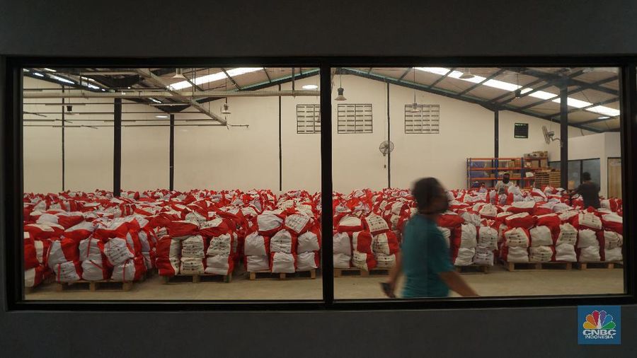 Para pekerja mengemas dan memeriksa Bantuan Sosial (BANSOS) di Neglasari, Tangerang, Banten. CNBC Indonesia/Tri Susilo