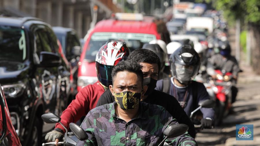 Kepadatan lalu lintas saat PSBB di Jati Padang, Jalarta (վ/ Andrean Kristianto)