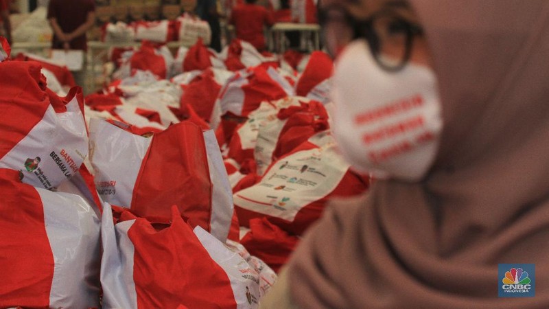 Para pekerja mengemas dan memeriksa Bantuan Sosial (BANSOS) di Neglasari, Tangerang, Banten. CNBC Indonesia/Tri Susilo