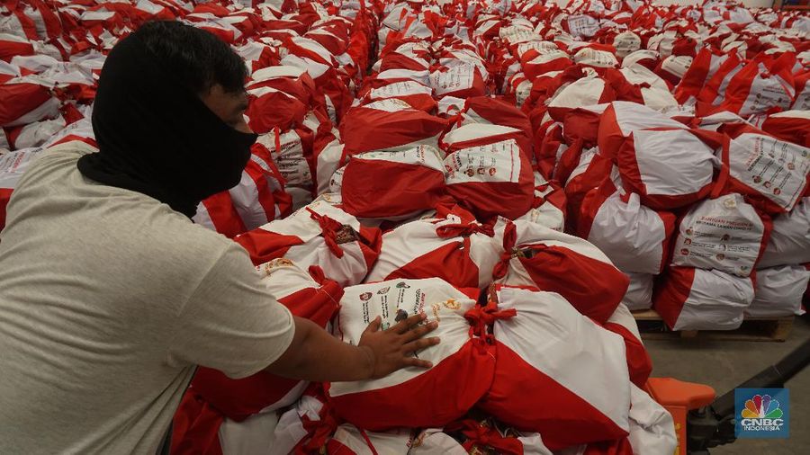 Para pekerja mengemas dan memeriksa Bantuan Sosial (BANSOS) di Neglasari, Tangerang, Banten. CNBC Indonesia/Tri Susilo
