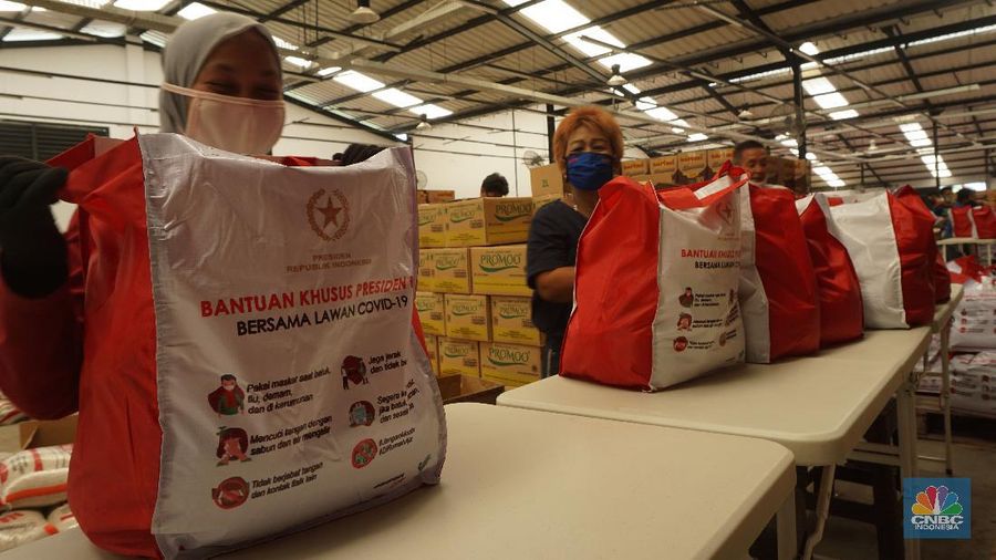 Para pekerja mengemas dan memeriksa Bantuan Sosial (BANSOS) di Neglasari, Tangerang, Banten. CNBC Indonesia/Tri Susilo