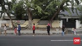 Warga wajib antre dan menerapkan jaga jarak dua meter sebagai bagian dari protokol physical distancing mencegah virus corona. (CNNIndonesia/Safir Makki)