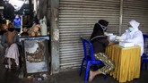 Petugas kesehatan melakukan pemeriksaan cepat atau rapid test Covid-19 di Pasar Larangan, Sidoarjo, Jawa Timur, 6 Mei 2020. Dinas Kesehatan kabupaten Sidoarjo melakukan rapid test secara acak terhadap pedagang dan pembeli terkait adanya salah satu pedagang di pasar tersebut positif terpapar virus Corona. (ANTARA FOTO/Umarul Faruq)