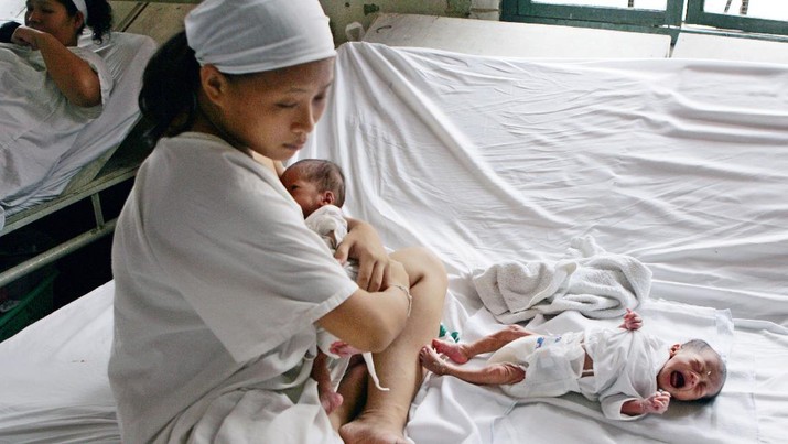 Ilustrasi Ibu Menyusui Katrina Javier prepares to breastfeed her 10-day-old twins Rain Nicolai, right, and Rain Nicole at the