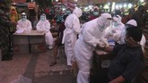 Petugas melakukan pemeriksaan cepat Covid-19 (Rapid Test) terhadap warga di Pasar Keputran, Surabaya, Jawa Timur, 12 Mei 2020. Pemeriksaan cepat terhadap sejumlah pedagang dan buruh di pasar induk itu guna mengetahui kondisi kesehatan mereka serta untuk mencegah penyebaran virus Corona. (ANTARA FOTO/Didik Suhartono)