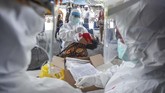 Petugas medis mengambil sampel saat 'swab test' Covid-19 di Pasar Kebon Kembang, Kota Bogor, Jawa Barat, 8 Mei 2020. Tes dilakukan secara acak untuk 175 pelaku usaha dan pedagang. (ANTARA FOTO/Yulius Satria Wijaya)