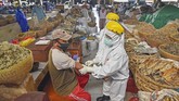 Petugas kesehatan mengambil sampel darah saat menggelar tes diagnostik cepat atau rapid test Covid-19 di Pasar Tradisional Mandalika, Bertais, Mataram, 11 Mei 2020. Tes diagnostik cepat Covid-19 di pasar tersebut menyusul adanya salah satu pedagang yang meninggal dunia dengan status positif infeksi virus corona. (ANTARA FOTO/Ahmad Subaidi)