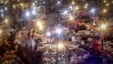 Aktivitas jual beli di Pasar Cibinong, Bogor, 12 Mei 2020. Keramaian pasar di sejumlah daerah meski sudah menerapkan protokol dikhawatirkan menjadi klaster baru penularan Covid-19. (ANTARA FOTO/Yulius Satria Wijaya)