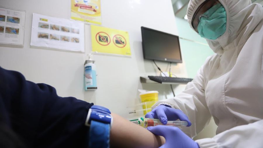 Pemeriksaan SARS-CoV-2 RNA dengan metode real-time RT-PCR (PCR COVID-19) yang mendeteksi 3 (tiga) target gen sekaligus yaitu Gen E, N, dan RdRP sesuai dengan protokol yang ditetapkan World Health Organization (WHO). (վ/Muhammad Sabki)