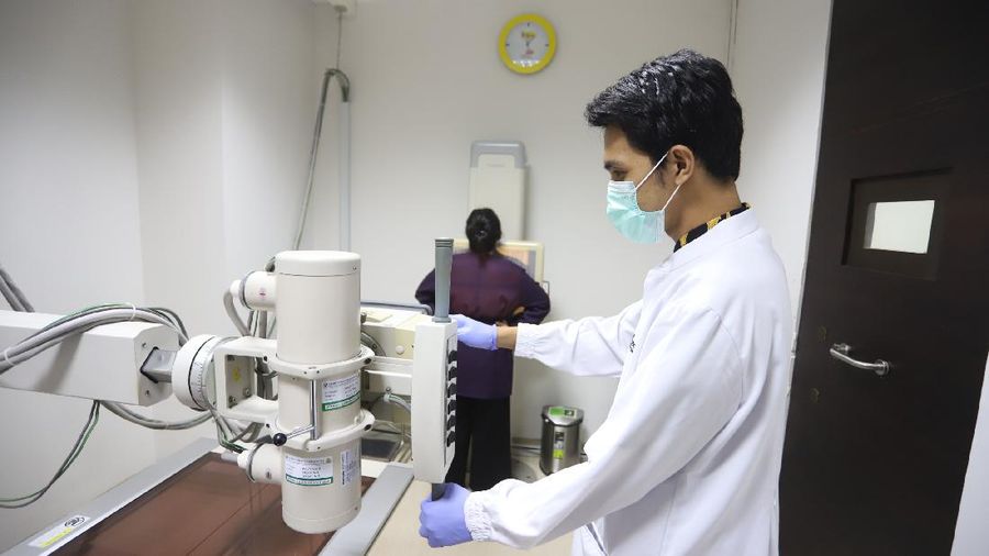 Pemeriksaan SARS-CoV-2 RNA dengan metode real-time RT-PCR (PCR COVID-19) yang mendeteksi 3 (tiga) target gen sekaligus yaitu Gen E, N, dan RdRP sesuai dengan protokol yang ditetapkan World Health Organization (WHO). (CNBC Indonesia/Muhammad Sabki)