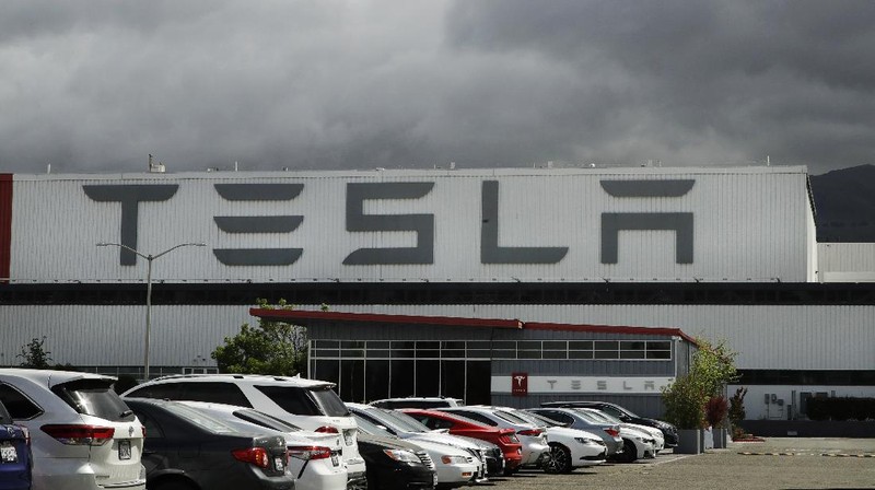 A truck loaded with Tesla cars departs the Tesla plant Tuesday, May 12, 2020, in Fremont, Calif. Tesla CEO Elon Musk has emerged as a champion of defying stay-home orders intended to stop the coronavirus from spreading, picking up support as well as critics on social media. Among supporters was President Donald Trump, who on Tuesday tweeted that Tesla's San Francisco Bay Area factory should be allowed to open despite health department orders to stay closed except for basic operations. (AP Photo/Ben Margot)