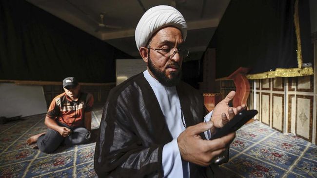 Penduduk Irak Ziarah Makam via Telepon Genggam