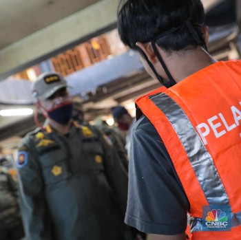 Langgar PSBB di Jakarta, Warga ini Dihukum Bersihkan Sampah!