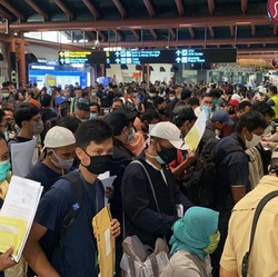 Dokter Ini Sedih Lihat Orang Menumpuk di Bandara Soetta