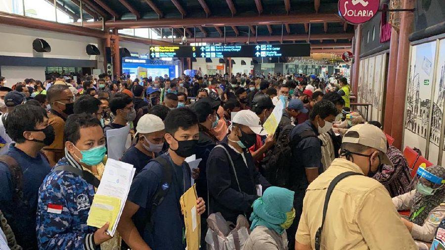 Antrian Warga di Bandara