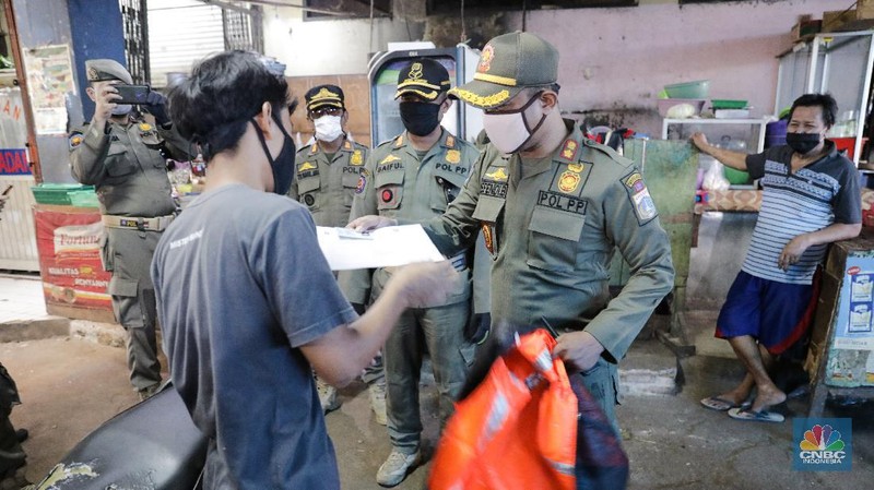 Sanksi bagi warga tidak menggunakan masker (CNBC Indonesia/ Andrean Kristianto)