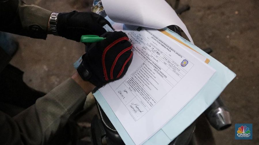 Sanksi bagi warga tidak menggunakan masker (CNBC Indonesia/ Andrean Kristianto)