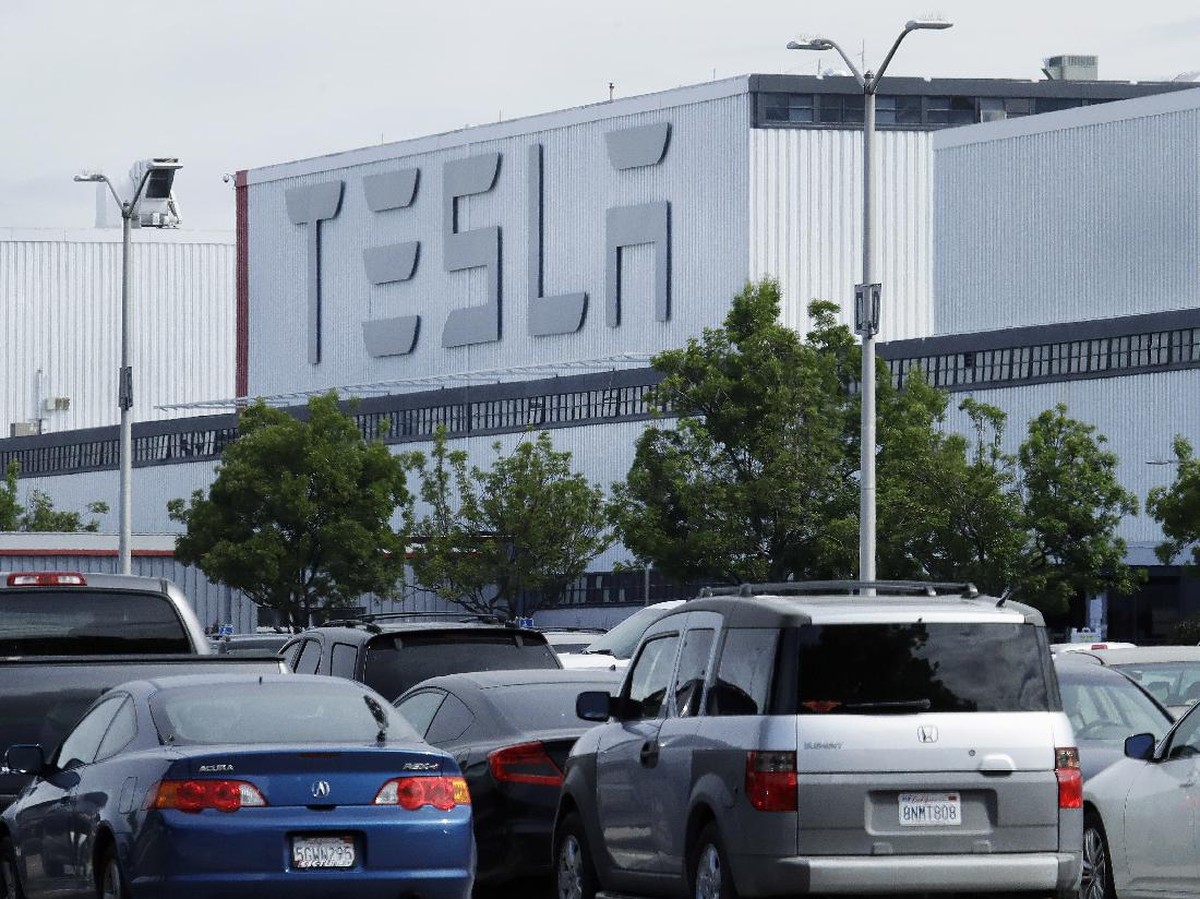 Tesla Waspadai Tarif Balasan Akibat Perang Dagang Trump, Risiko Industri Mobil AS