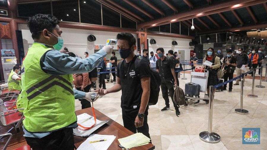 Pemeriksaan Dokumen Penumpang Pesawat di Bandara Soekarno Hatta, Jumat (16/5/2020). (CNBC Indonesia/ Andrean Kristianto)