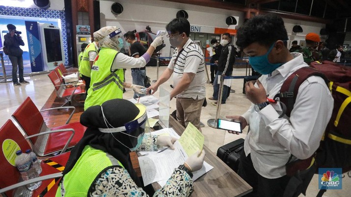 Pemeriksaan Dokumen Penumpang Pesawat di Bandara Soekarno Hatta, Jumat (16/5/2020). (CNBC Indonesia/ Andrean Kristianto) Pemeriksaan Dokumen Penumpang Pesawat di Bandara Soekarno Hatta, Jumat (16/5/2020). (CNBC Indonesia/ Andrean Kristianto)