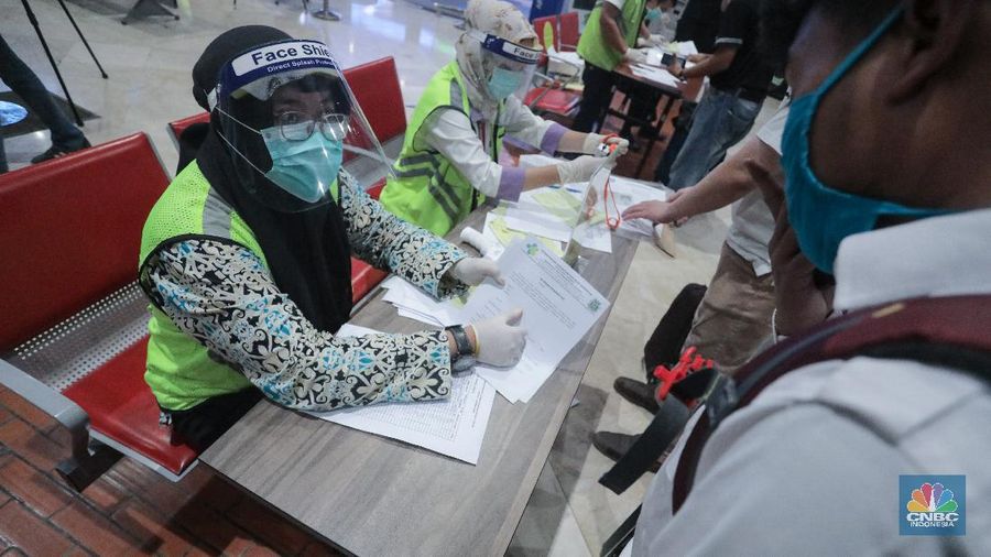 Pemeriksaan Dokumen Penumpang Pesawat di Bandara Soekarno Hatta, Jumat (16/5/2020). (CNBC Indonesia/ Andrean Kristianto)