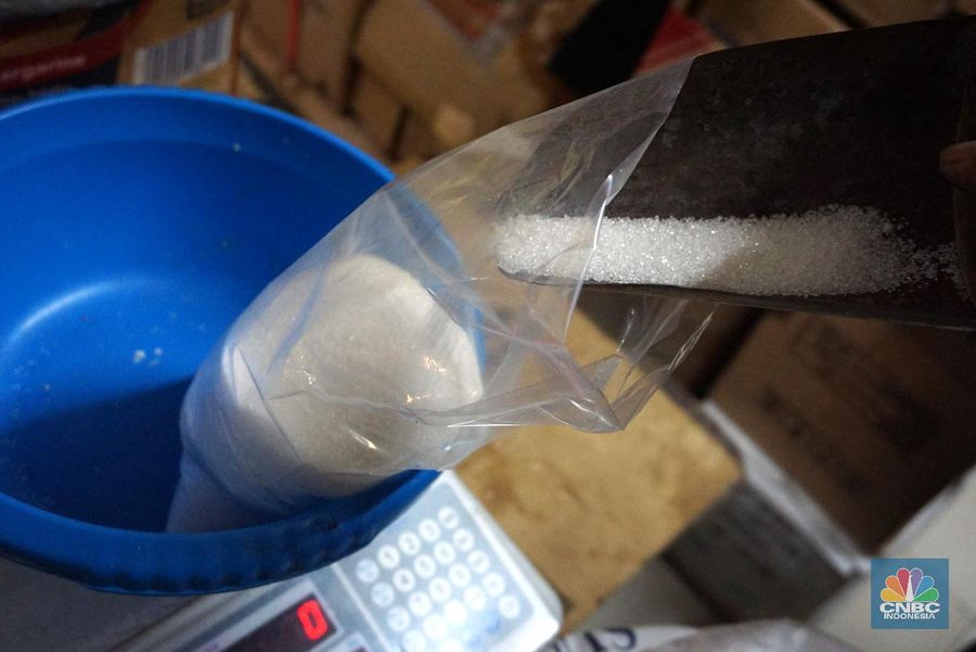 Operasi pasar ini merupakan stok dari 22.000  ton gula kristal putih yang baru saja didatangkan dari India, guna mengisi kebutuhan menjelang hari lebaran. (CNBC Indonesia/Muhammad Sabki)