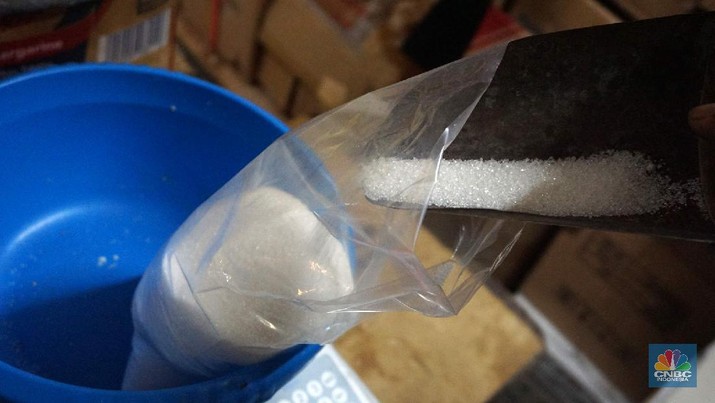 Operasi pasar ini merupakan stok dari 22.000 ton gula kristal putih yang baru saja didatangkan dari India, guna mengisi kebutuhan menjelang hari lebaran. (CNBC Indonesia/Muhammad Sabki)
