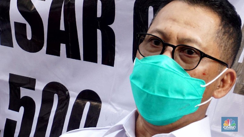 Dirut Bulog Budi Waseso melakukan kegiatan operasi pasar khusus gula di Pasar Jatinegara, Jakarta Timur, Jumat (15/5). Operasi pasar tersebut untuk stabilisasi harga gula yang saat ini masih di atas harga acuan pemerintah yakni Rp12.500 per kilogram. (CNBC Indonesia/Muhammad Sabki)
