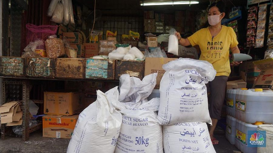 Dirut Bulog Budi Waseso melakukan kegiatan operasi pasar khusus gula di Pasar Jatinegara, Jakarta Timur, Jumat (15/5). Operasi pasar tersebut untuk stabilisasi harga gula yang saat ini masih di atas harga acuan pemerintah yakni Rp12.500 per kilogram. (CNBC Indonesia/Muhammad Sabki)