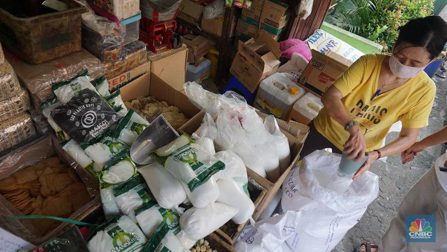 Operasi pasar ini merupakan stok dari 22.000 ton gula kristal putih yang baru saja didatangkan dari India, guna mengisi kebutuhan menjelang hari lebaran. (CNBC Indonesia/Muhammad Sabki)
