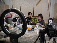 Tanpa Buka Toko, Warga China Jual Dagangannya via Streaming