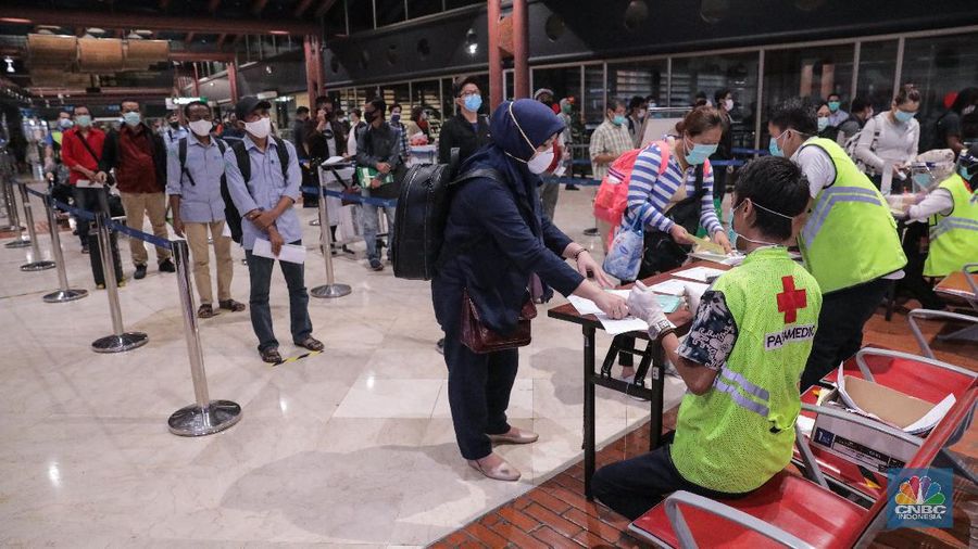 Pemeriksaan Dokumen Penumpang Pesawat di Bandara Soekarno Hatta, Jumat (16/5/2020). (CNBC Indonesia/ Andrean Kristianto)