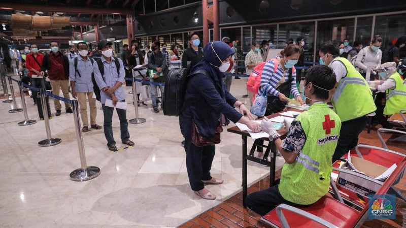Pemeriksaan Dokumen Penumpang Pesawat di Bandara Soekarno Hatta, Jumat (16/5/2020). (CNBC Indonesia/ Andrean Kristianto)
