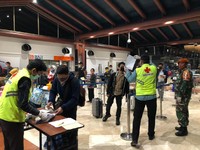 Proses Admin Butuh Waktu, Penumpang di Soetta Padat Tiap Pagi