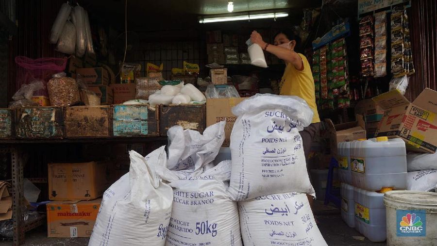 Operasi pasar ini merupakan stok dari 22.000 ton gula kristal putih yang baru saja didatangkan dari India, guna mengisi kebutuhan menjelang hari lebaran. (CNBC Indonesia/Muhammad Sabki)