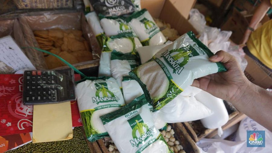 Operasi pasar ini merupakan stok dari 22.000  ton gula kristal putih yang baru saja didatangkan dari India, guna mengisi kebutuhan menjelang hari lebaran. (CNBC Indonesia/Muhammad Sabki)