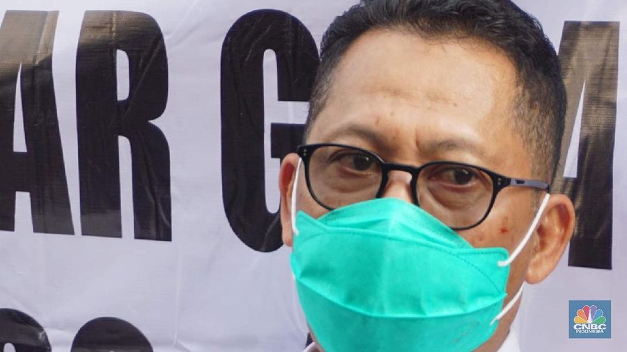 Dirut Bulog Budi Waseso melakukan kegiatan operasi pasar khusus gula di Pasar Jatinegara, Jakarta Timur, Jumat (15/5). (CNBC Indonesia/Muhammad Sabki)