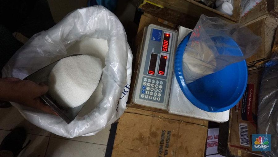 Operasi pasar ini merupakan stok dari 22.000  ton gula kristal putih yang baru saja didatangkan dari India, guna mengisi kebutuhan menjelang hari lebaran. (CNBC Indonesia/Muhammad Sabki)