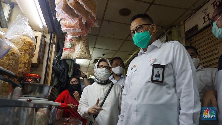 Dirut Bulog Budi Waseso melakukan kegiatan operasi pasar khusus gula di Pasar Jatinegara, Jakarta Timur, Jumat (15/5). Operasi pasar tersebut untuk stabilisasi harga gula yang saat ini masih di atas harga acuan pemerintah yakni Rp12.500 per kilogram. (CNBC Indonesia/Muhammad Sabki)