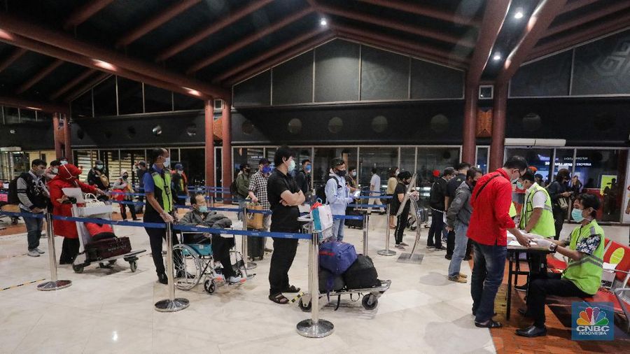 Pemeriksaan Dokumen Penumpang Pesawat di Bandara Soekarno Hatta, Jumat (16/5/2020). (CNBC Indonesia/ Andrean Kristianto)