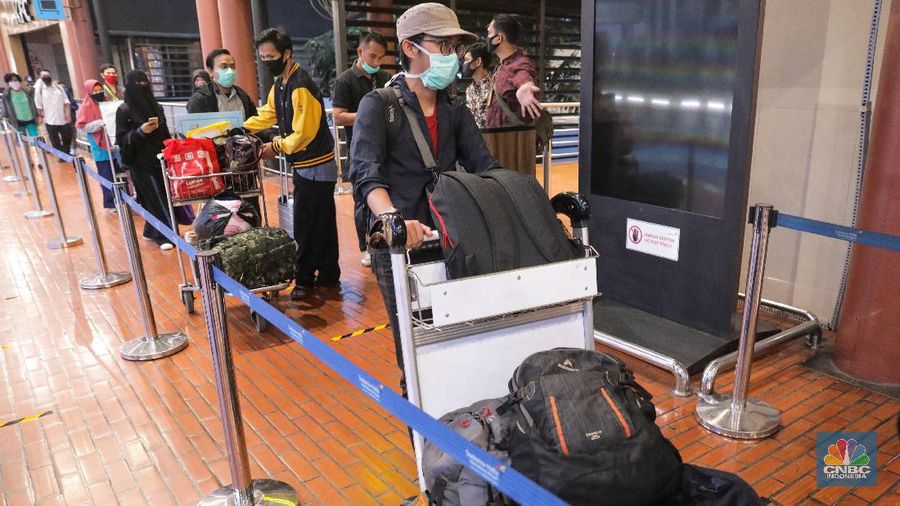 Pemeriksaan Dokumen Penumpang Pesawat di Bandara Soekarno Hatta, Jumat (16/5/2020). (CNBC Indonesia/ Andrean Kristianto)