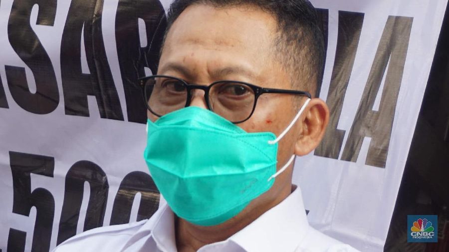 Dirut Bulog Budi Waseso melakukan kegiatan operasi pasar khusus gula di Pasar Jatinegara, Jakarta Timur, Jumat (15/5). (CNBC Indonesia/Muhammad Sabki)