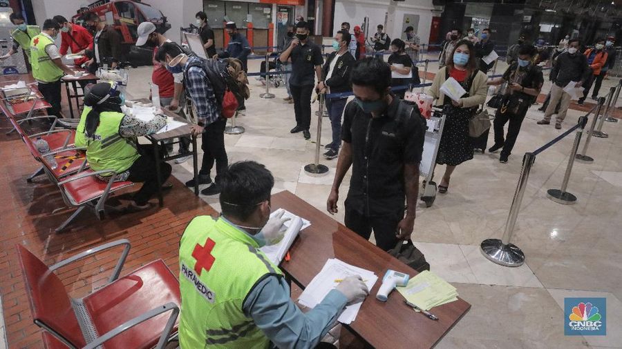 Pemeriksaan Dokumen Penumpang Pesawat di Bandara Soekarno Hatta, Jumat (16/5/2020). (CNBC Indonesia/ Andrean Kristianto)