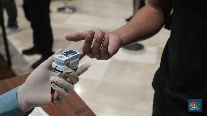 Pemeriksaan Dokumen Penumpang Pesawat di Bandara Soekarno Hatta, Jumat (16/5/2020). (CNBC Indonesia/ Andrean Kristianto)